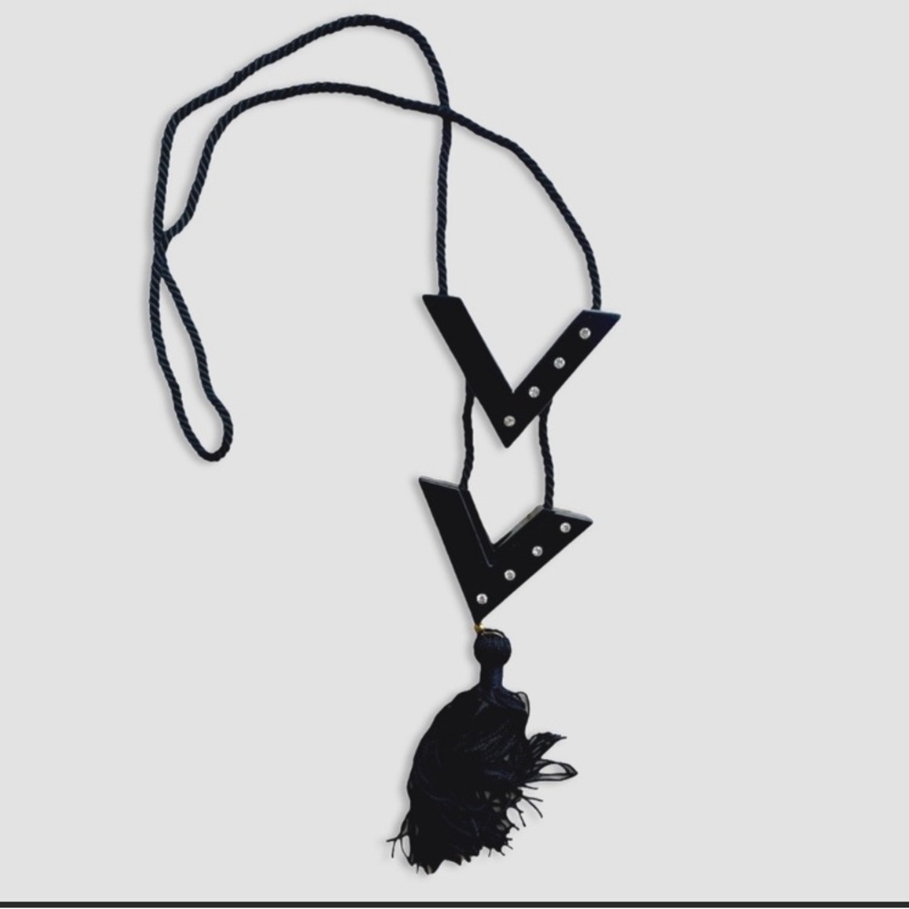 1980s‎ VALENTINO Black V Logo Pendant Necklace - Picture 2 of 10